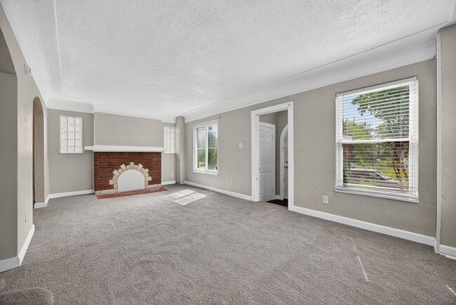 Building Photo - Spacious 3 bed 1.5bath Brick Colonial