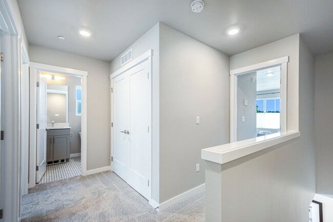 Building Photo - 4 Bed | 3.5 Bathroom | 1840 Sq Ft | $3,400