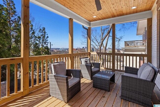 Building Photo - Luxurious 3-Bed Townhouse on Red Mountain