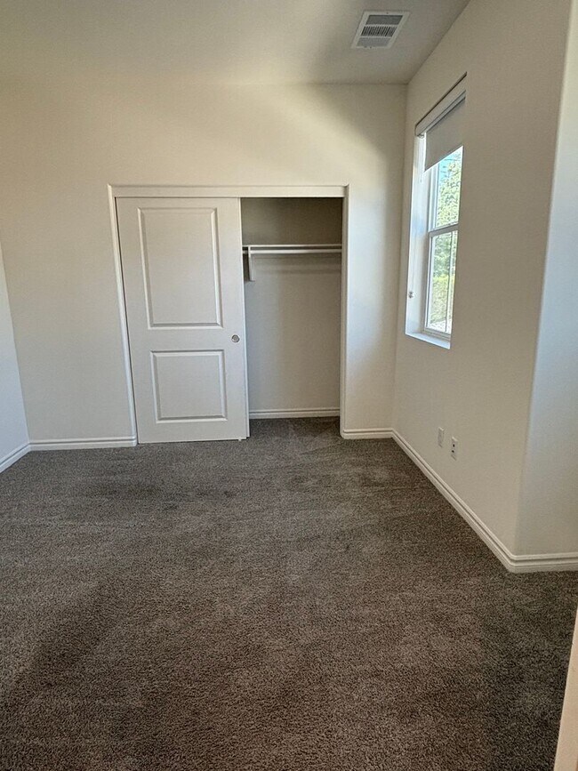 Building Photo - Bright Four-Bedroom Townhome in Whittier and Walkable Palm Park