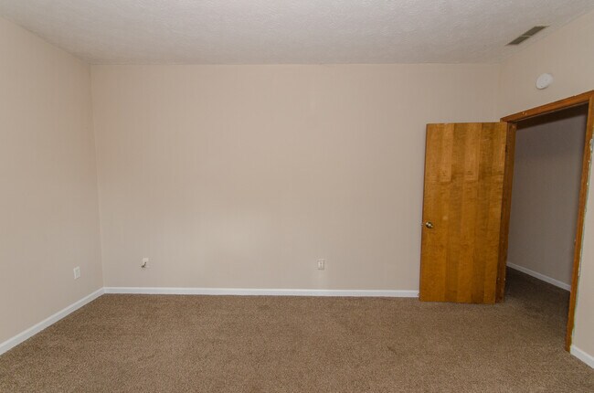 Building Photo - 4 bedroom, 1 bath home: Available July 2026!