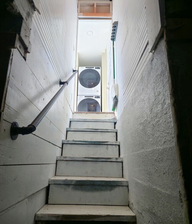 Building Photo - Newly Remodeled 2 Bedroom Home & ADU For R...