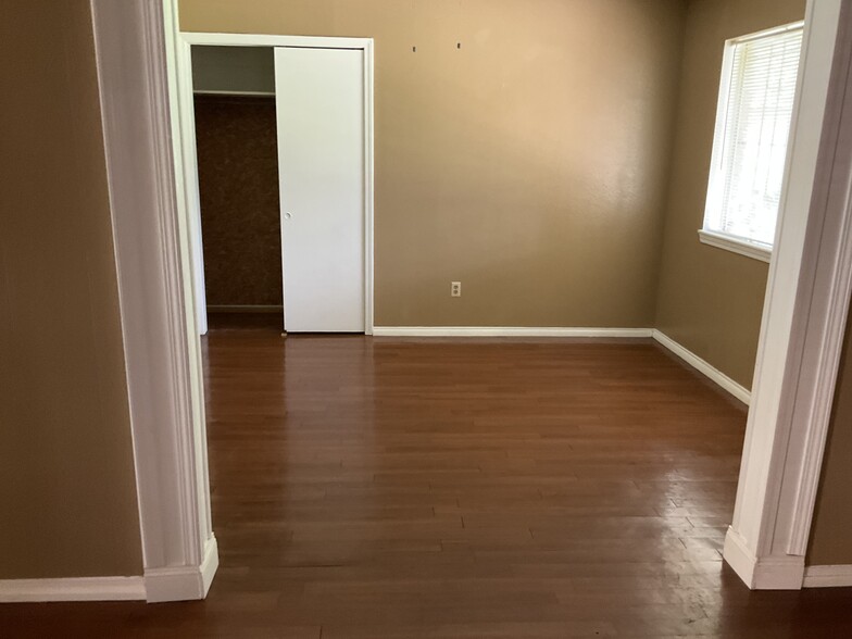 Den - 4650 N Lake Dr