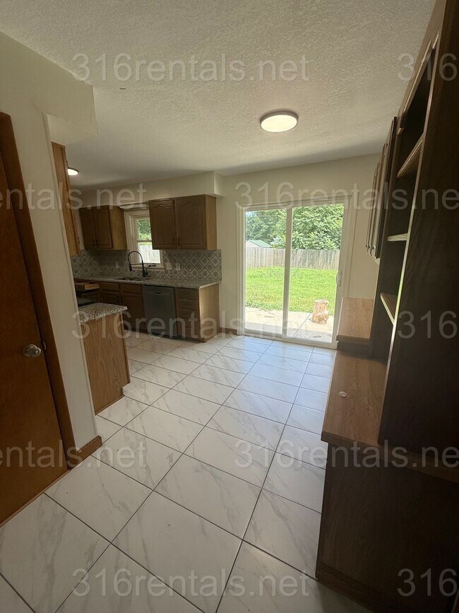 Building Photo - $1350 - 3 bedroom / 1 bathroom - Single Fa...
