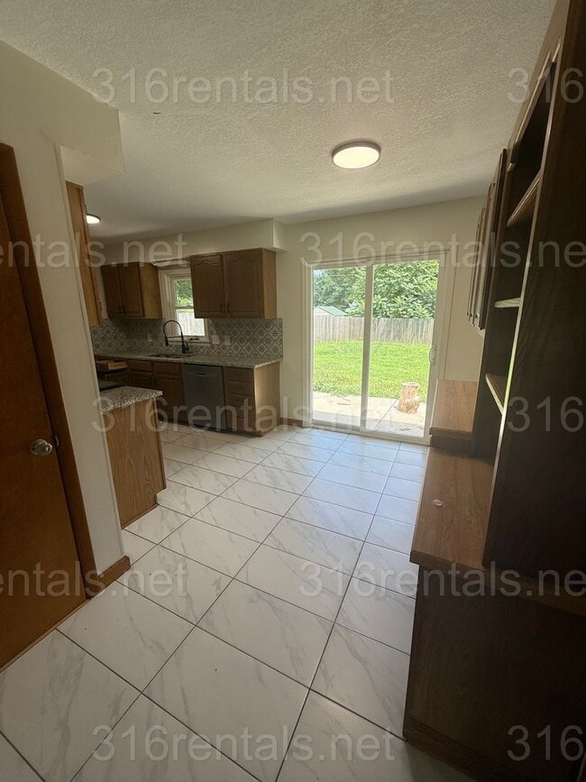 Building Photo - $1400 - 3 bedroom / 1 bathroom - Single Fa...