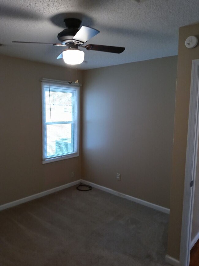 Building Photo - 3 bd/ 2 ba located MINUTES from Fort Bragg! Quiet Neighborhood!
