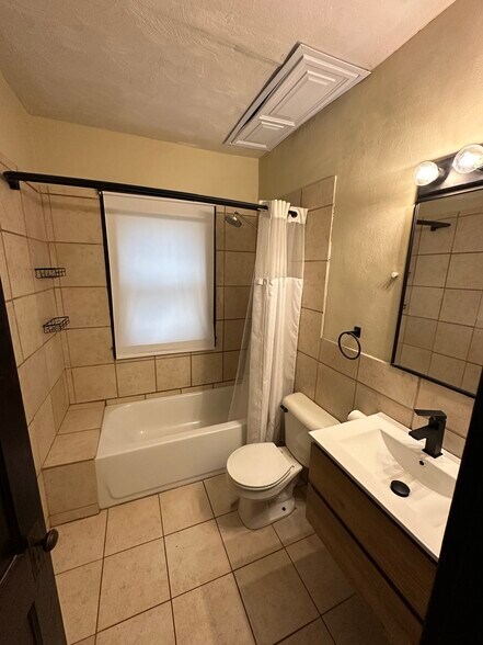 Building Photo - 1302 W 102nd St