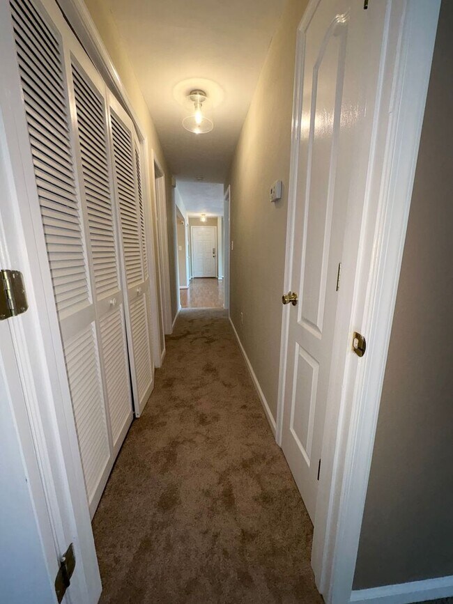 Building Photo - LARGE 2ND FLOOR CONDO