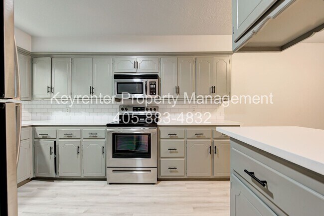 Building Photo - REMODELED 2 Bed 2 Bath 1 Mile West from Campus!
