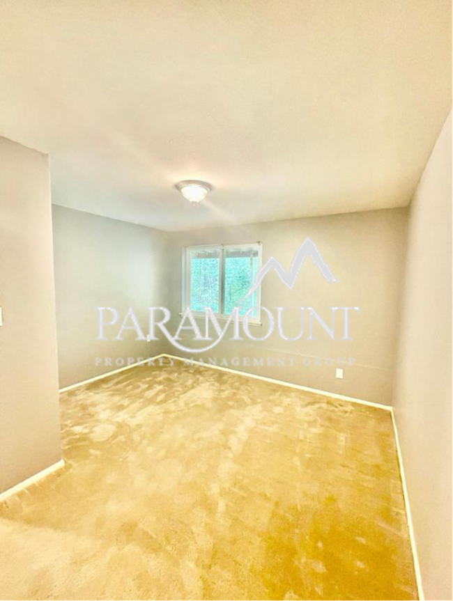 Building Photo - Charming 3-Bedroom Duplex Near Southworth ...
