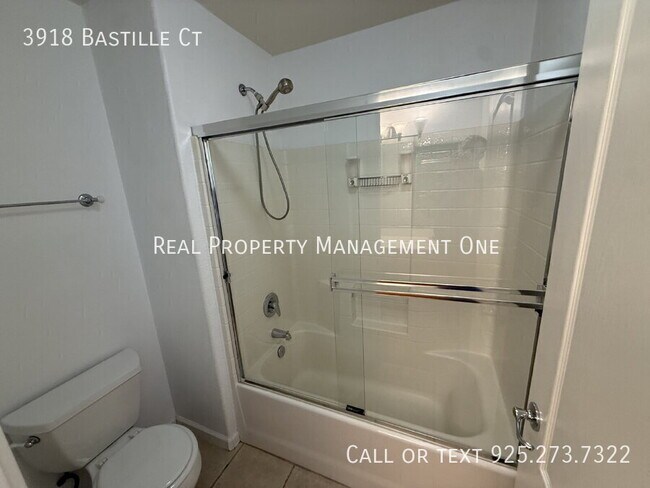 Building Photo - 3918 Bastille Ct