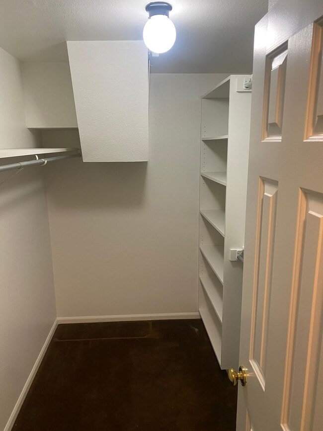 Building Photo - Fantastic 3 bedroom, 3 bath, 2 car garage ...