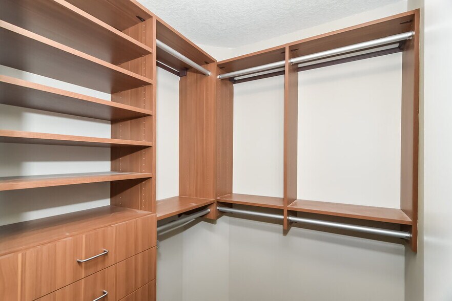 Building Photo - 2025 Donegan Pl