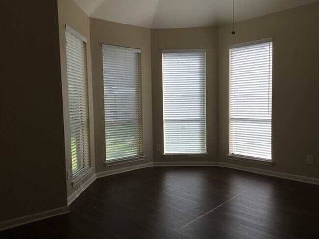 Building Photo - 141 S Laguna Pointe Dr