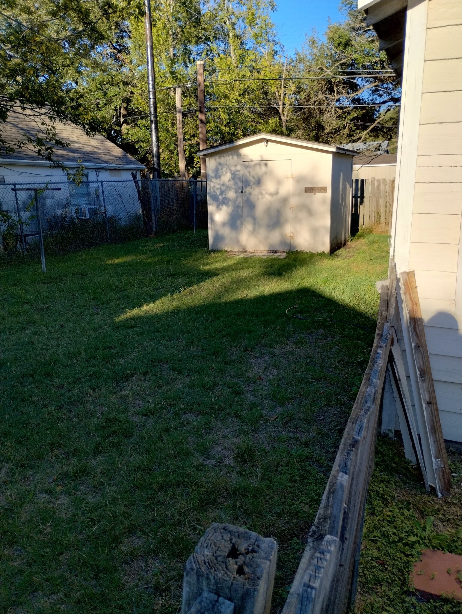 Side yard with Storage shed - 2211 Echols St