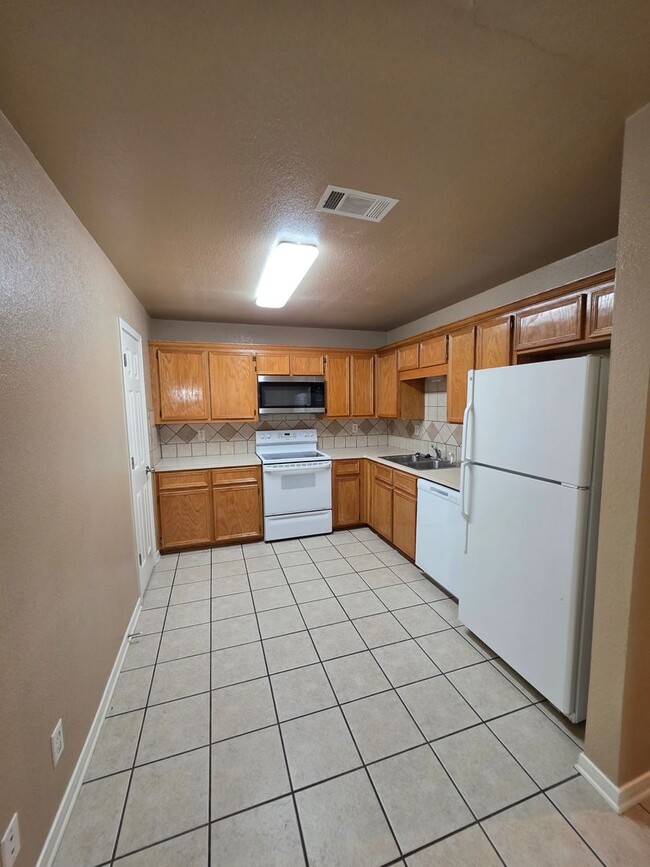 Building Photo - 3 Bedroom / 2 Bath Duplex – NEW FLOORING IN THE BEDROOMS