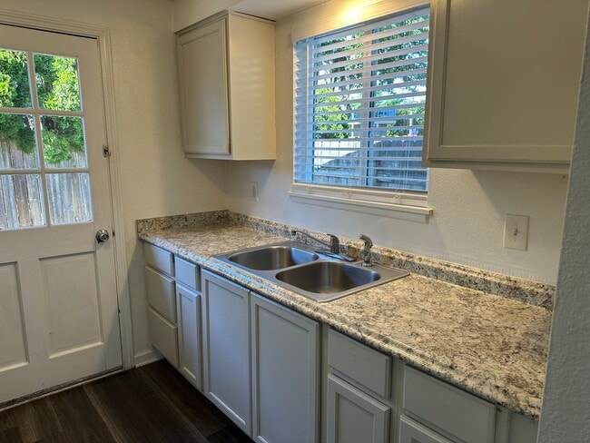 Building Photo - 2 bedroom 1 bath duplex with a garage!