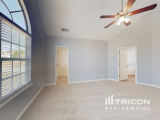 Building Photo - 5876 Colonnade Dr