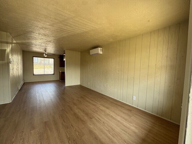 Building Photo - 240 SE Suksdorf St