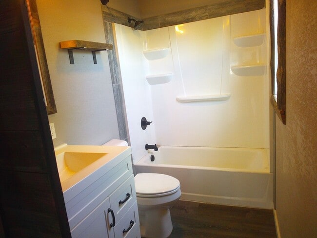 Building Photo - Cute studio Apartment