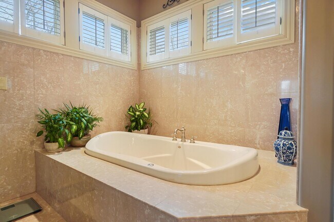 Building Photo - 6655 Traquair Pl