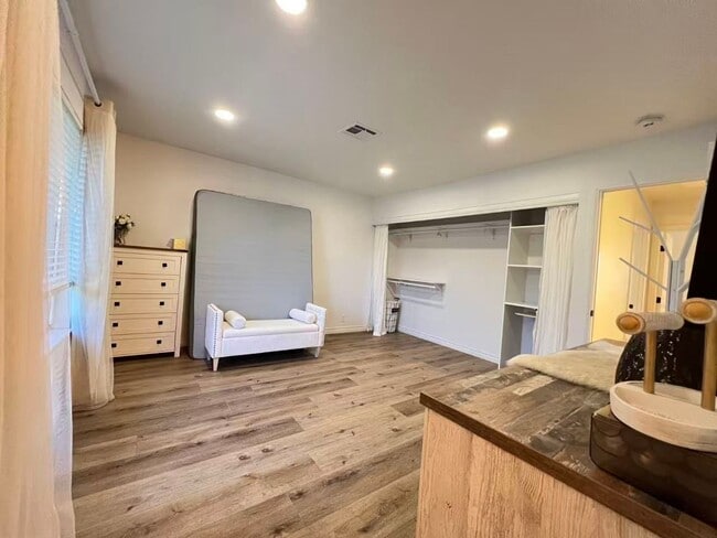 Building Photo - 6223 Meadow View Ln