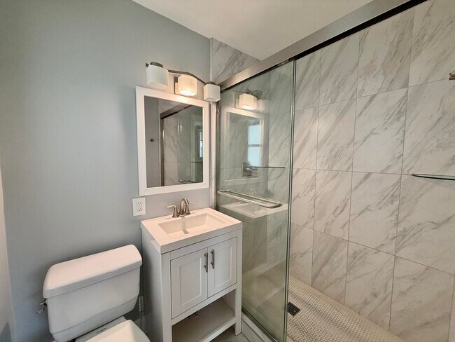 Building Photo - 1615 Crest Dr