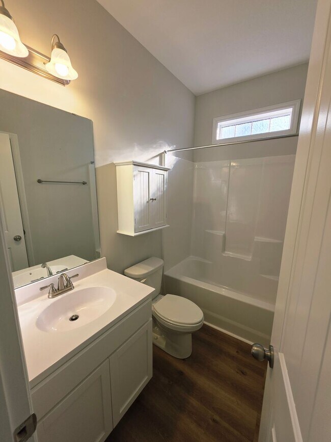 Building Photo - 4 Bedroom #3 Bath Towne Pointe