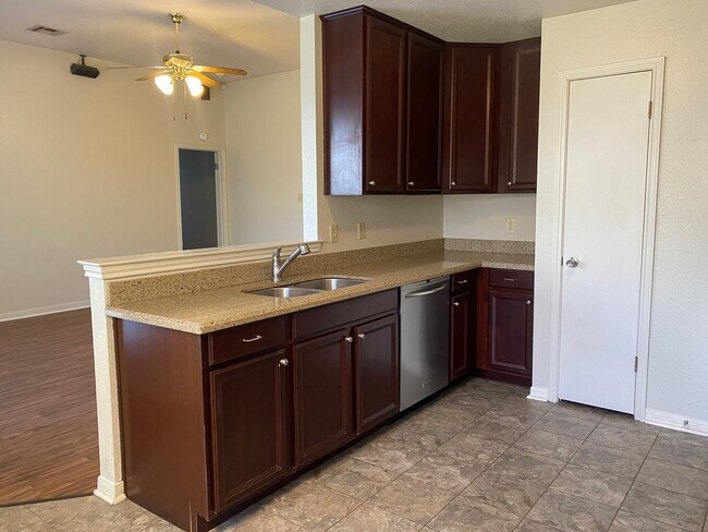 Building Photo - UPDATED 3 BEDROOM, EASY COMMUTE