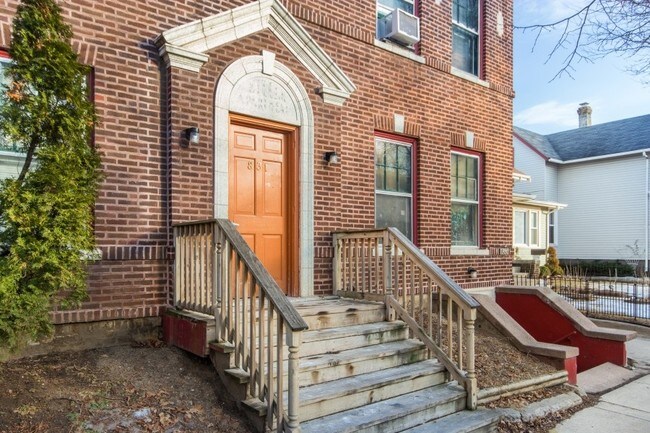 Building Photo - 831 College Ave
