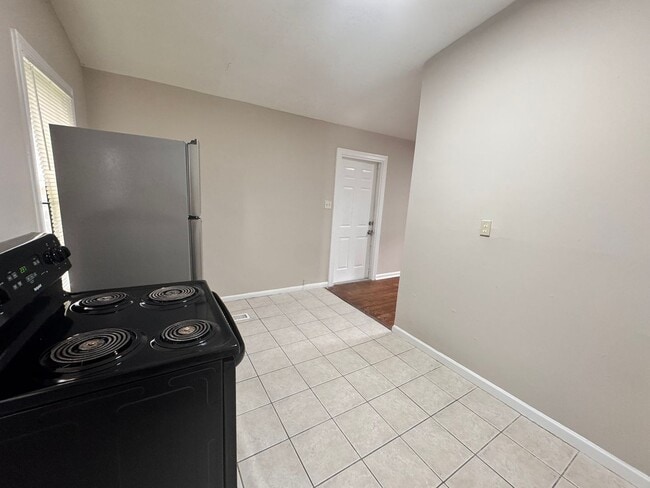 Building Photo - Available for Immediate Move In - 4 Side B...