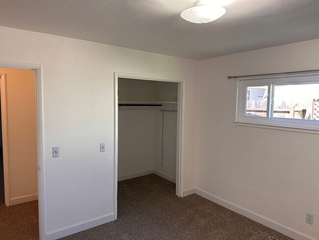 Building Photo - pine764