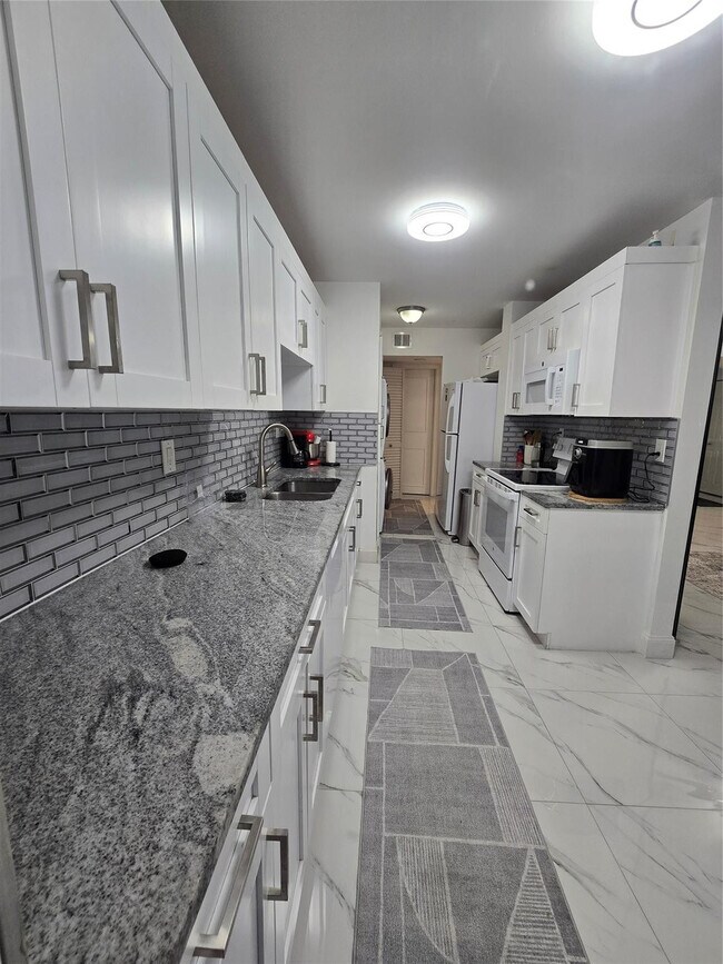 Building Photo - 3400 Blue Lake Dr