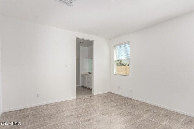 Building Photo - 3233 Juniper Cyn Dr