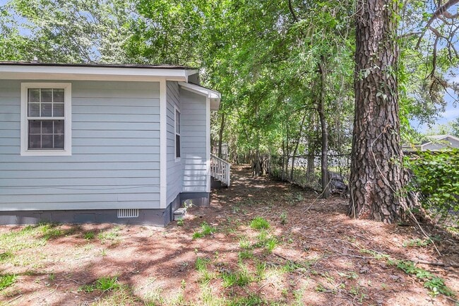 Building Photo - Charming 2 bedroom 1 bathroom home availab...