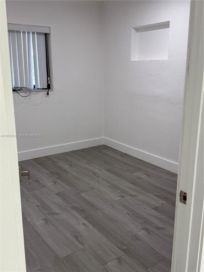 Building Photo - 1601 NE 158th St