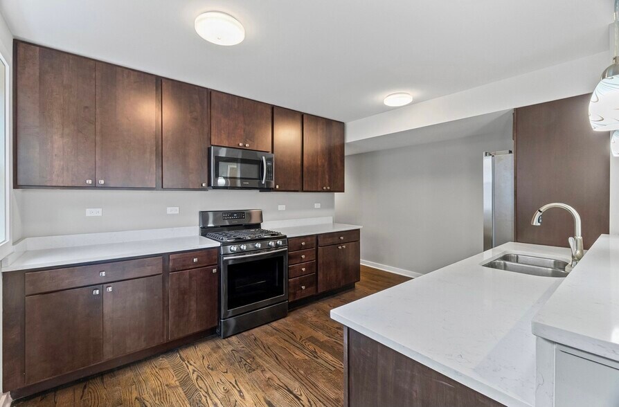 Building Photo - 2553 W Summerdale Ave