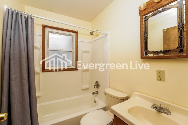 Building Photo - 220 Glendale Ave SE