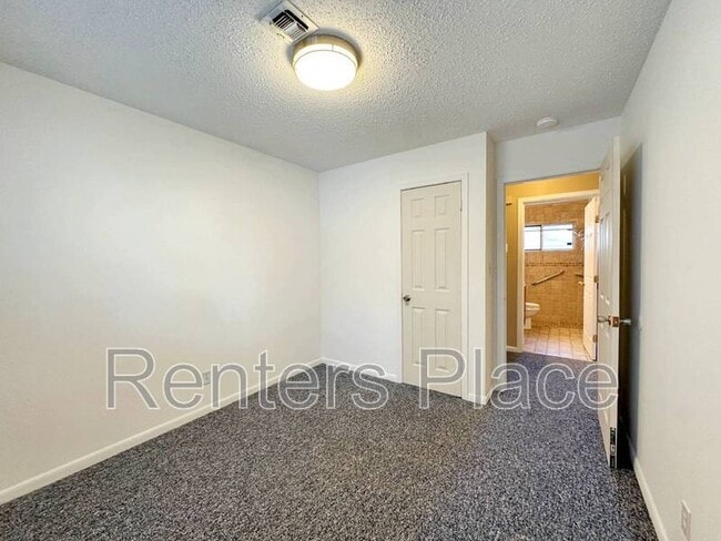 Building Photo - 2407 S Olympia Ave