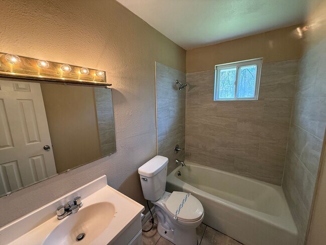 Building Photo - SS-114 Nelson St