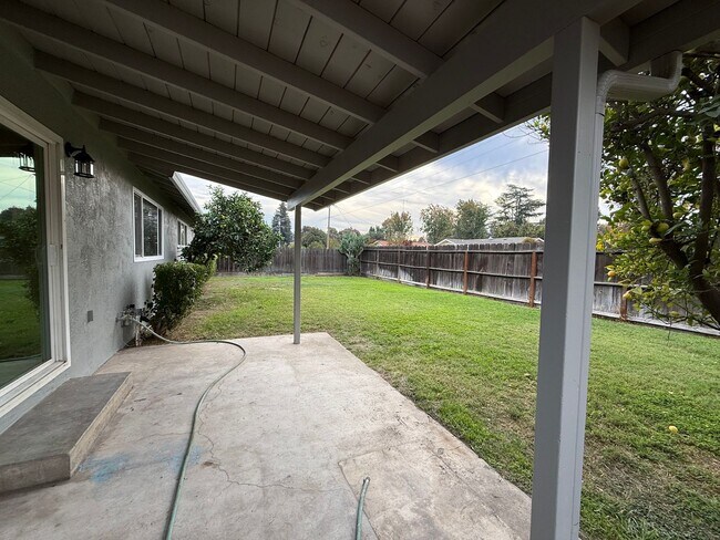 Building Photo - Fully remodeled single story located in Lakewood School District!