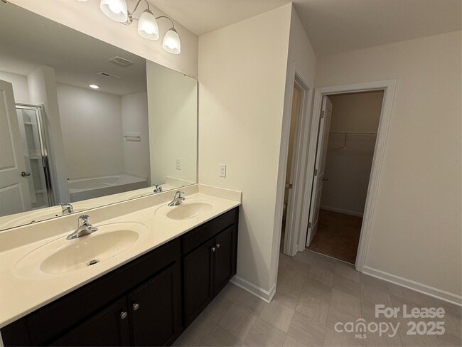 Building Photo - 9010 Harwood Knoll Dr