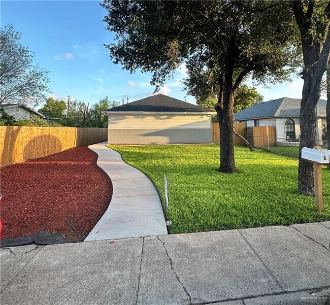 Building Photo - 2409 W Hackberry Ave