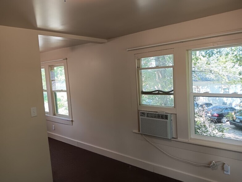 Building Photo - 112 E Nelson St