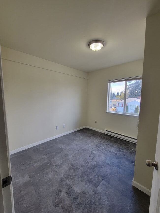 Building Photo - 4004