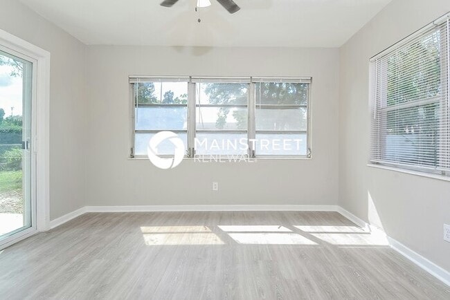 Building Photo - 4 Bedroom Pet-Friendly Home in Winter Haven, FL with Main Street Renewal