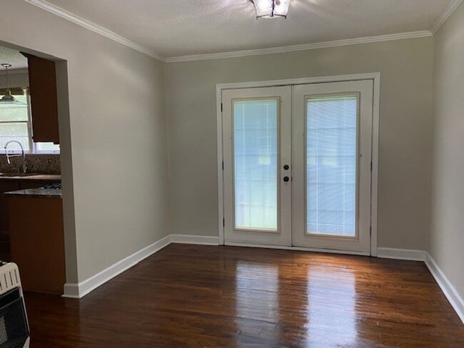 Building Photo - Midway Home Offering lots of space!!