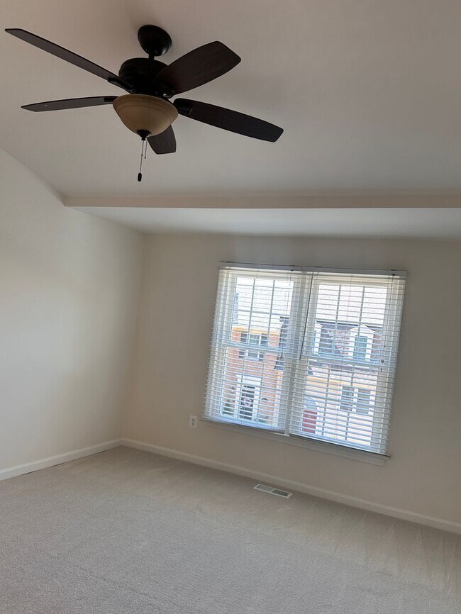 Building Photo - Renovated Kingstowne Townhouse | 3 Beds, 2...