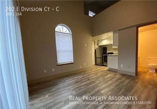 Building Photo - 202 E Division Ct