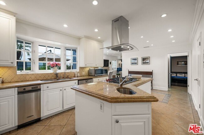 Building Photo - 9023 Alto Cedro Dr